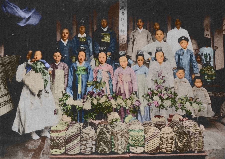 The Joseon royal family led a lavish life, 1910. Some noble families were bribed by the Japanese government, and had a bad name in Korean history.