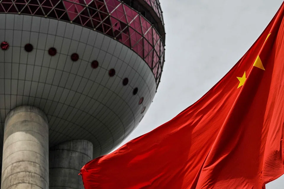 A Chinese flag is seen in the financial district of Shanghai, China on 7 April 2025. (Hector Retamal/AFP)