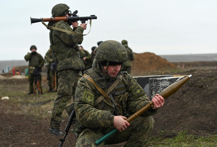 Russian grenade launcher operators take part in combat drills at the Kadamovsky range in the Rostov region, Russia, 14 December 2021. (Sergey Pivovarov/Reuters)