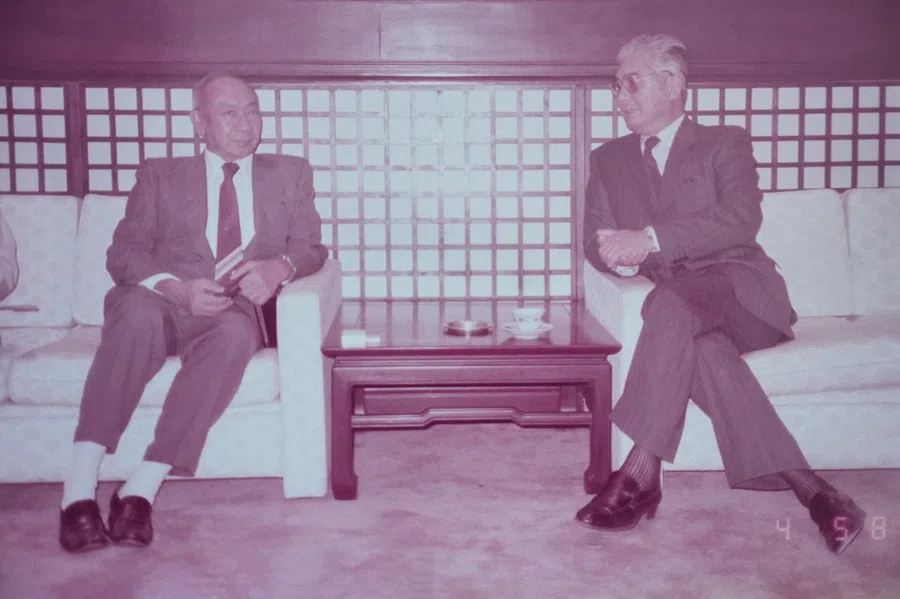 Goh in a meeting with Rong Yiren in 1985. (Photo provided by interviewee)