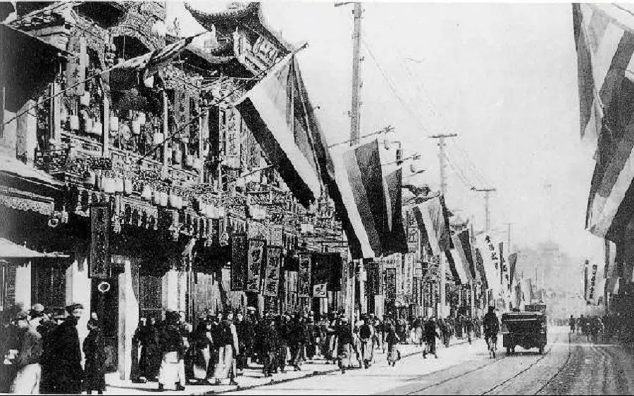 Nanjing Road in Shanghai during the Xinhai Revolution, sparked by the Railway Protection Movement in Sichuan. (Wikimedia)