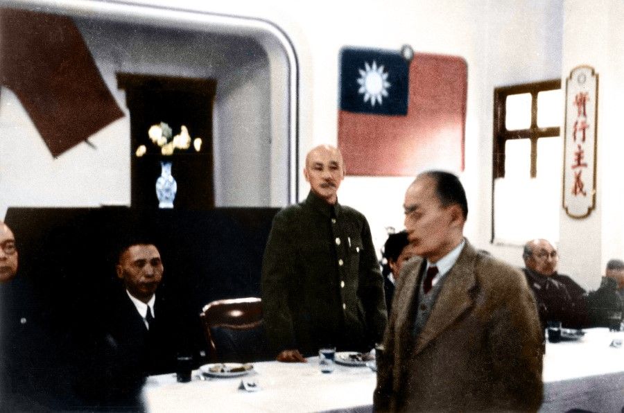 Kim Gu (second from left) and Korean revolutionary leaders bidding farewell to Chiang Kai-shek (standing) in Chongqing before going home, November 1945. Kim thanked China for its support of Korea's independence movement.