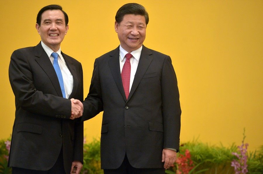 Taiwanese President Ma Ying-jeou (left) and Chinese President Xi Jinping shaking hands before a summit held at the Shangri-La Hotel, Singapore, 7 November 2015. (SPH Media)