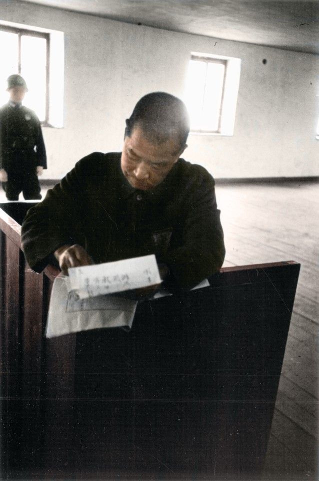 On 26 April 1947, Hisao Tani was taken to the execution room at a detention facility for war criminals by the military police. The judicial officer, Ge Zhaorong, legally identified him and asked Tani to sign the execution order after being read it. Given the death sentence and rejected request for appeal, Tani was trembling with fear when signing the document, leaving a scrawl.