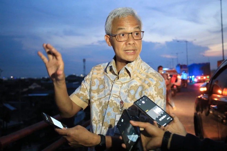 Ganjar during a site visit to Central Java where an embankment was damaged by high waves. (Ganjar Pranowo/Facebook)