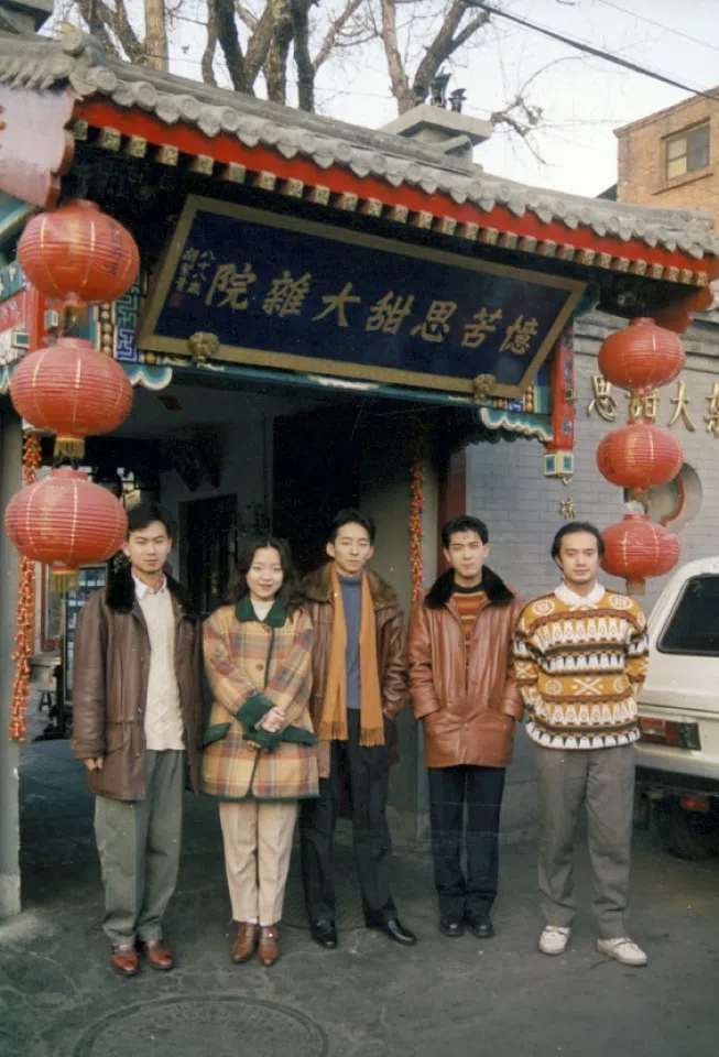 In 1995, a group of young people in Beijing opened a mess-hall style restaurant with a Cultural Revolution theme, turning the hardships of the Cultural Revolution into a creative modern eatery.