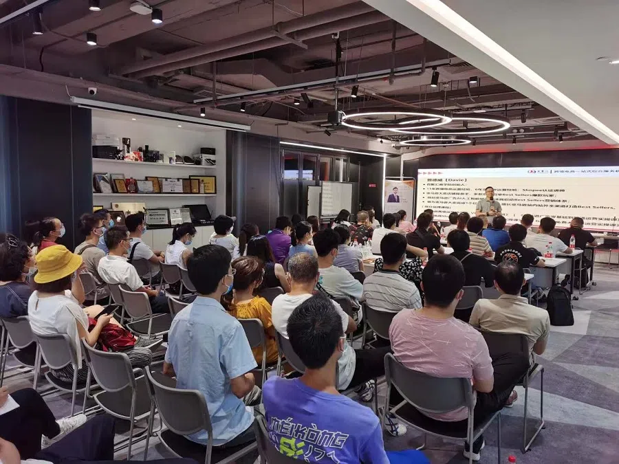 Trainers from Shopee's partner training agencies conducting lessons on how to operate Shopee online shops for sellers using the platform in October 2020. (Photo: Shopee)