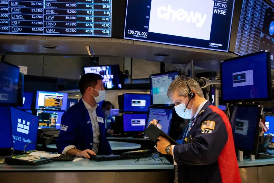 Traders work on the floor of the New York Stock Exchange (NYSE) in New York, US, on 31 December 2021. (Michael Nagle/Bloomberg)