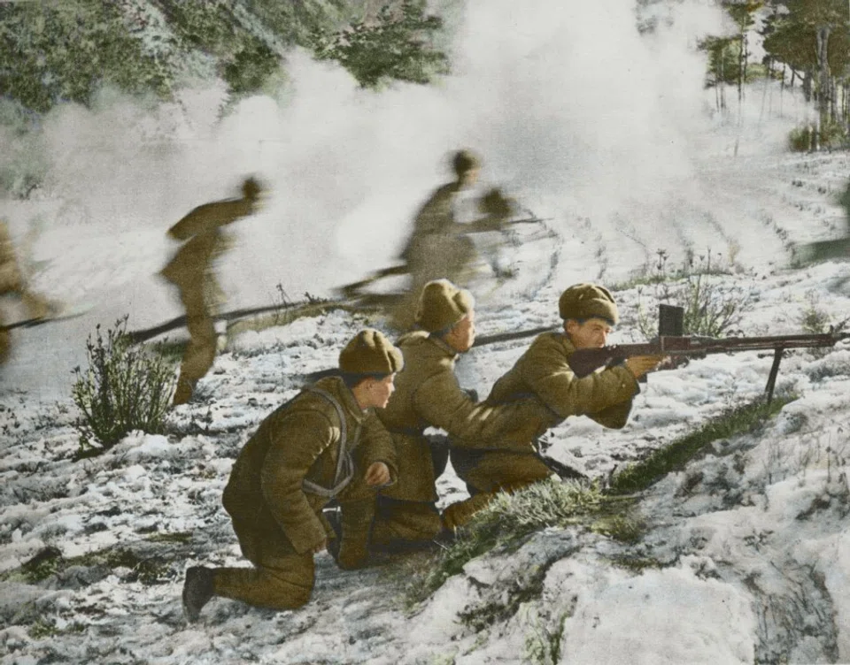 In 1951, the volunteer army surrounded and attacked the US army's 1st and 7th infantry divisions. As it was barely one year since the CCP established the PRC, it did not yet have its own defence weapons industry. The troops were using mainly Soviet-made weapons, arms left behind by the Japanese, and US weapons seized from the KMT army. The volunteers in the photo are using Czech-made ZB-26 light machine guns, which were relatively rare among the volunteers due to the lack of matching bullets.
