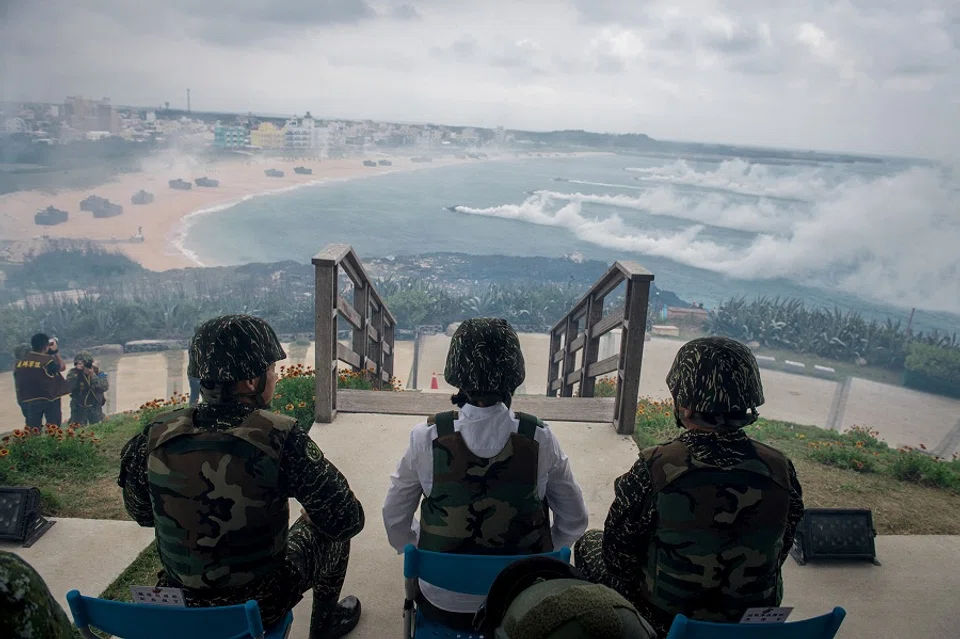 Taiwan President Tsai Ing-wen oversees a military drill during the annual Han Kuang exercise, in Penghu, Taiwan, 25 May 2017. (Taiwan Presidential Office/Handout via Reuters)