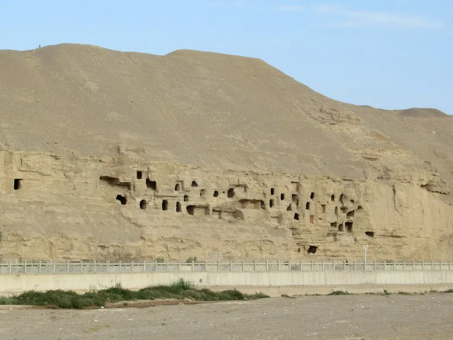A view of the Mogao Caves southeast of Dunhuang, Gansu. (Photo: David Stanley/Licensed under CC BY-SA 2.0)