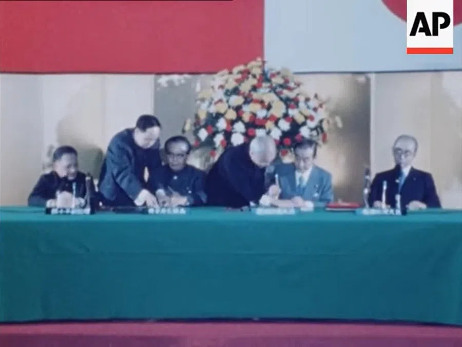 In 1978, the Takeo Fukuda administration and the Hua Guofeng administration signed the Treaty of Peace and Friendship. This screen grab from a video shows the signing ceremony presided over by Chinese Vice-President Deng Xiaoping (left) and Japanese Prime Minister Takeo Fukuda (right). (Internet)