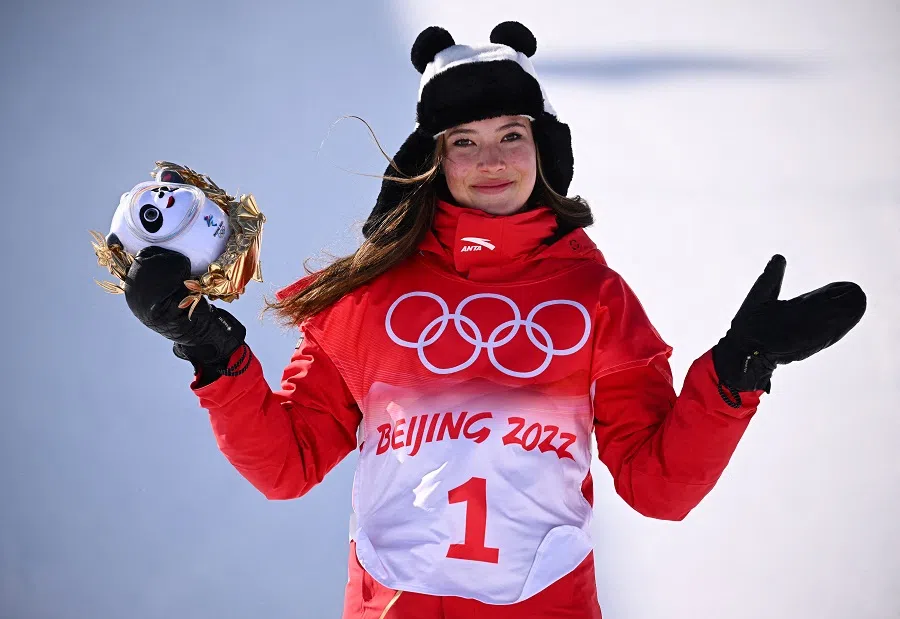 Gold medallist Gu Ailing Eileen of China poses for pictures on the podium, Genting Snow Park, Zhangjiakou, China, 18 February 2022. (Dylan Martinez/Reuters)