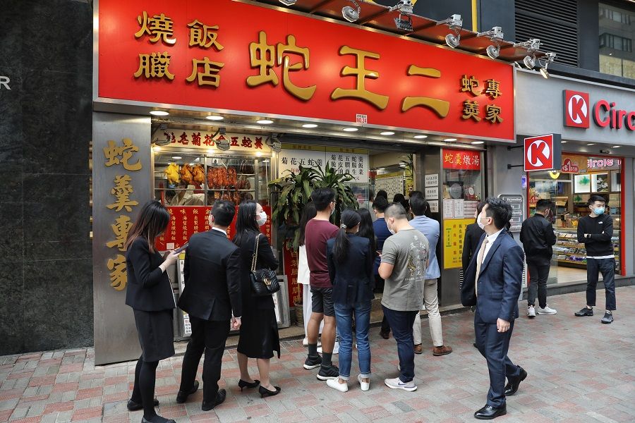 In this photo taken on 19 March 2020, customers flock to Se Wong Yee before it closes at the end of April. (HKCNA/CNS)