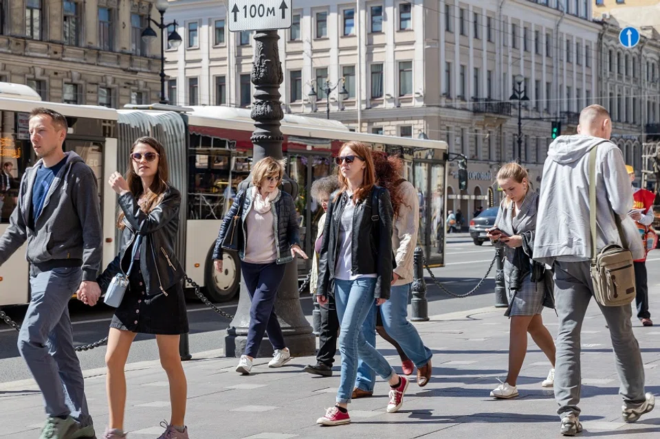 People walk along Nevsky Avenue in Saint Petersburg. (Photo: Ninara/Licensed under CC BY 2.0)