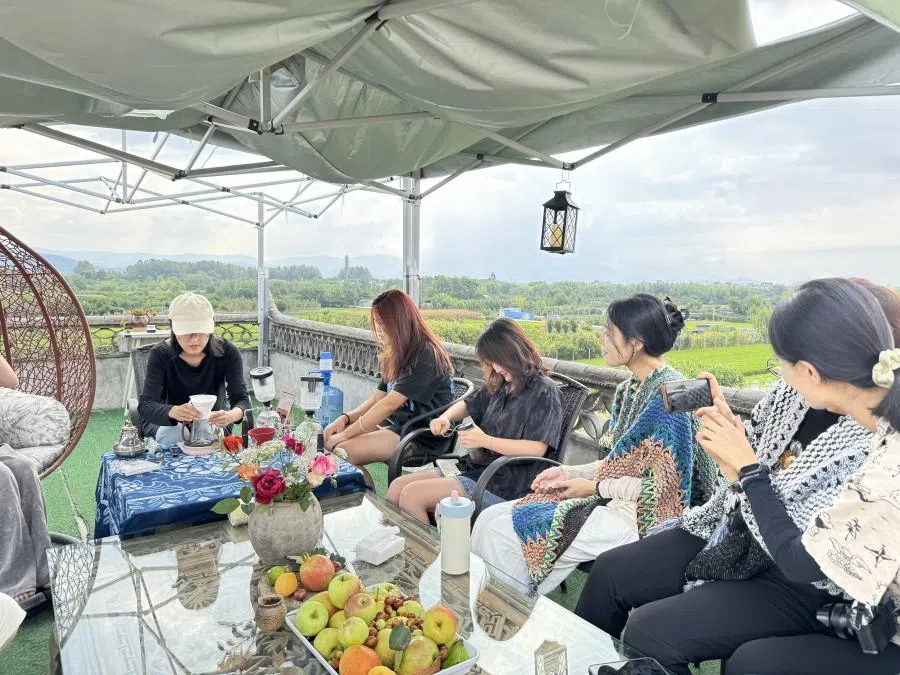 Guests at Chu She enjoy drip coffee. (Photo provided by interviewee)