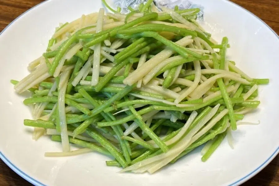 Stir-fried mugwort with shredded bamboo shoots. (Courtesy of Shen Jialu)