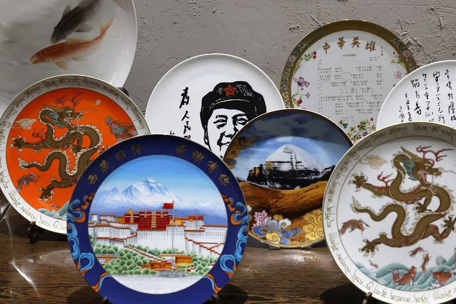 2025年3月27日，在中国政府组织的西藏自治区参观活动中，拉萨利亚纳之宝瓷作坊博物馆展出了瓷器。（中村刚/路透社）