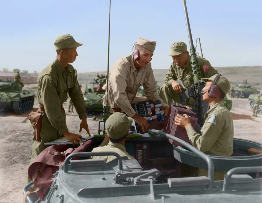 An officer from the Military Assistance Advisory Group helping KMT troops to check the wireless system on an M18 Hellcat tank destroyer, 1954. The US sent a lot of weapons equipment to Taiwan and provided military training to strengthen Taiwan's military capabilities.