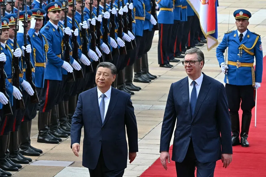 Serbian President Aleksandar Vucic walks with Chinese President Xi Jinping during a welcome ceremony in Belgrade, on 8 May 2024.  (Elvis Barukcic/AFP)