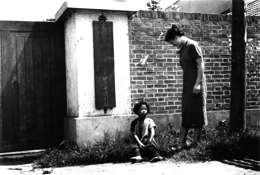 A national cadre brings a little girl to a children's care station. The girl does not want to go to a strange place and needs persuading.