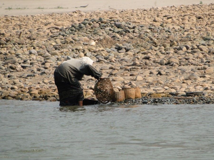 Gold panning in Mekong river, Laos, 2015. (iStock)