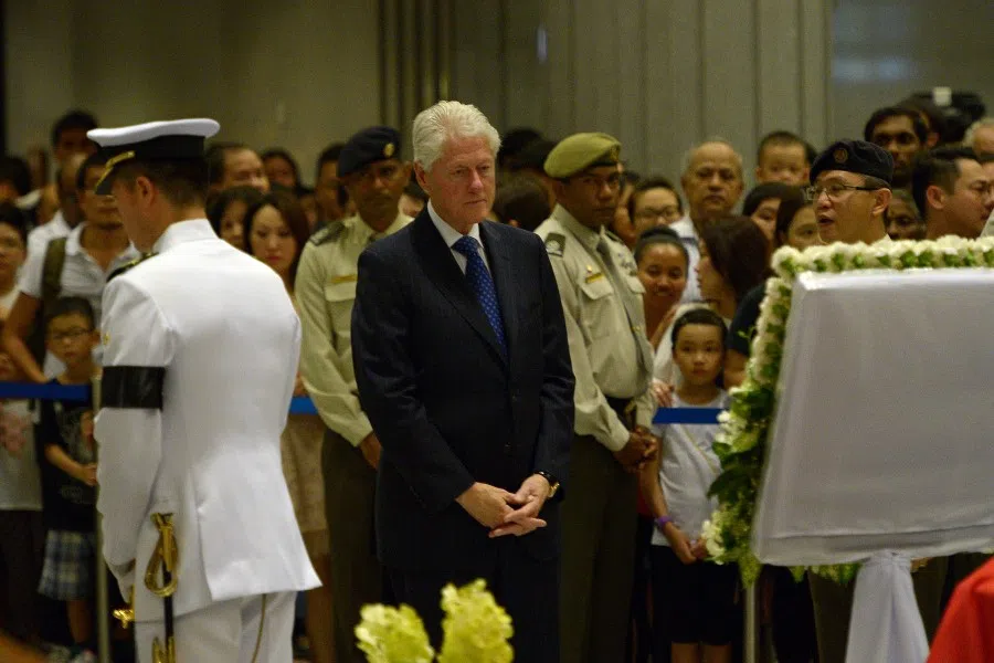 Former United States President Bill Clinton paying his respects to the late Mr Lee Kuan Yew at Parliament House, 28 March 2015. (SPH)