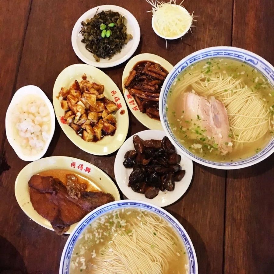 Bowls of white soup noodles with various toppings. (WeChat/玉茗堂前)