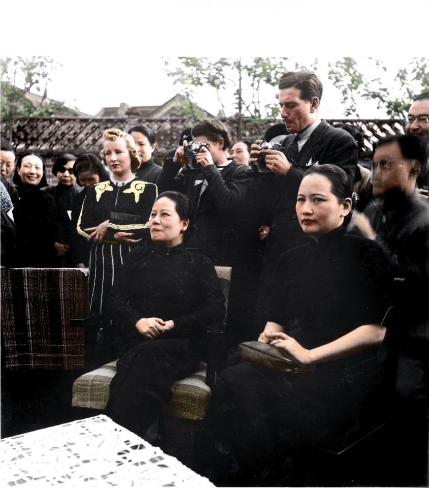 In 1942, Soong Ching-ling and Soong Ai-ling attended an international gathering of friends in Chongqing. Although the sisters held different political positions, they shared the same goal of saving the nation during the resistance war.