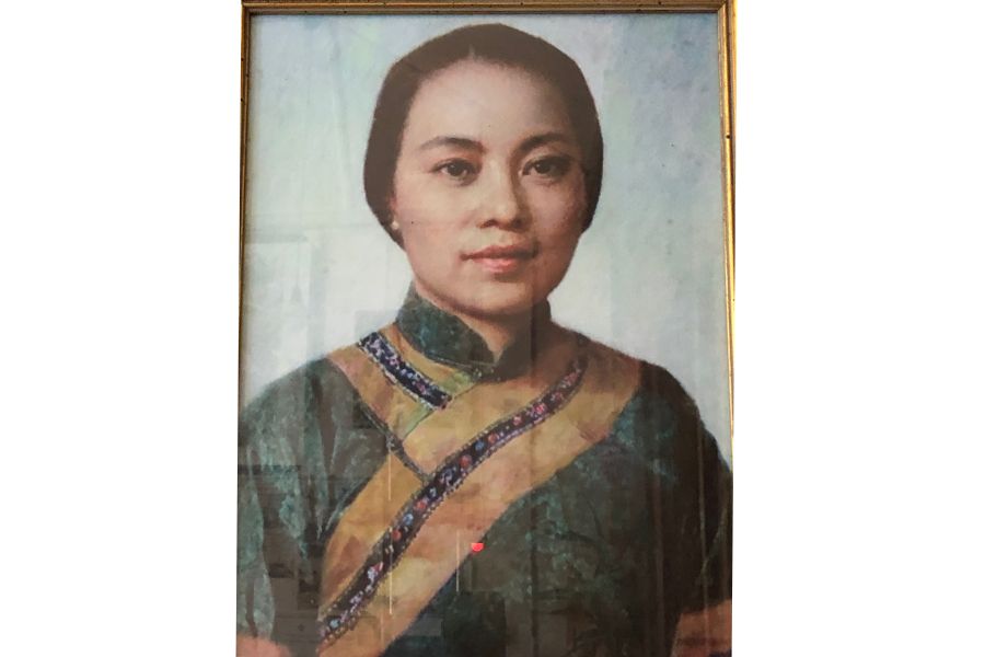 Portrait of Chen Cuifen in Changchun Pu villa. The original oil painting was by Chen Chudian. (SPH)