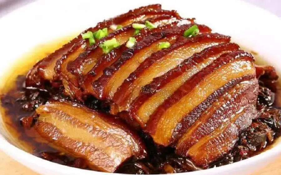 Pork belly with preserved mustard. (Internet)