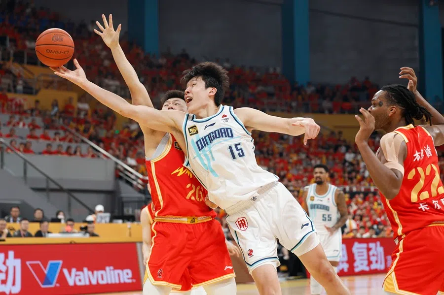 A Chinese Basketball Association (CBA) game between the Qingdao Eagles and Zhejiang Lions.