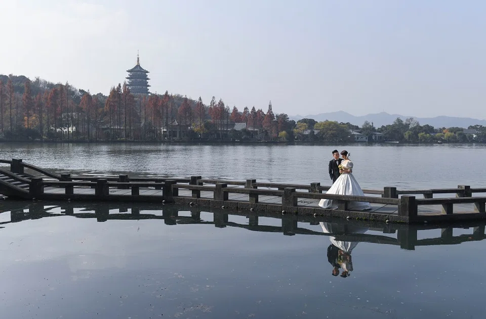 A couple takes their wedding photographs on West Lake in Hangzhou, Zhejiang province, China, 13 December 2021. (CNS)