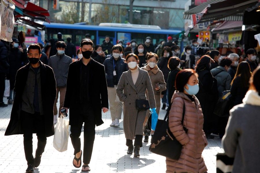 People wearing face masks walk at a traditional market amid the coronavirus disease (COVID-19) pandemic in Seoul, South Korea, 27 November 2020. (Heo Ran/REUTERS)
