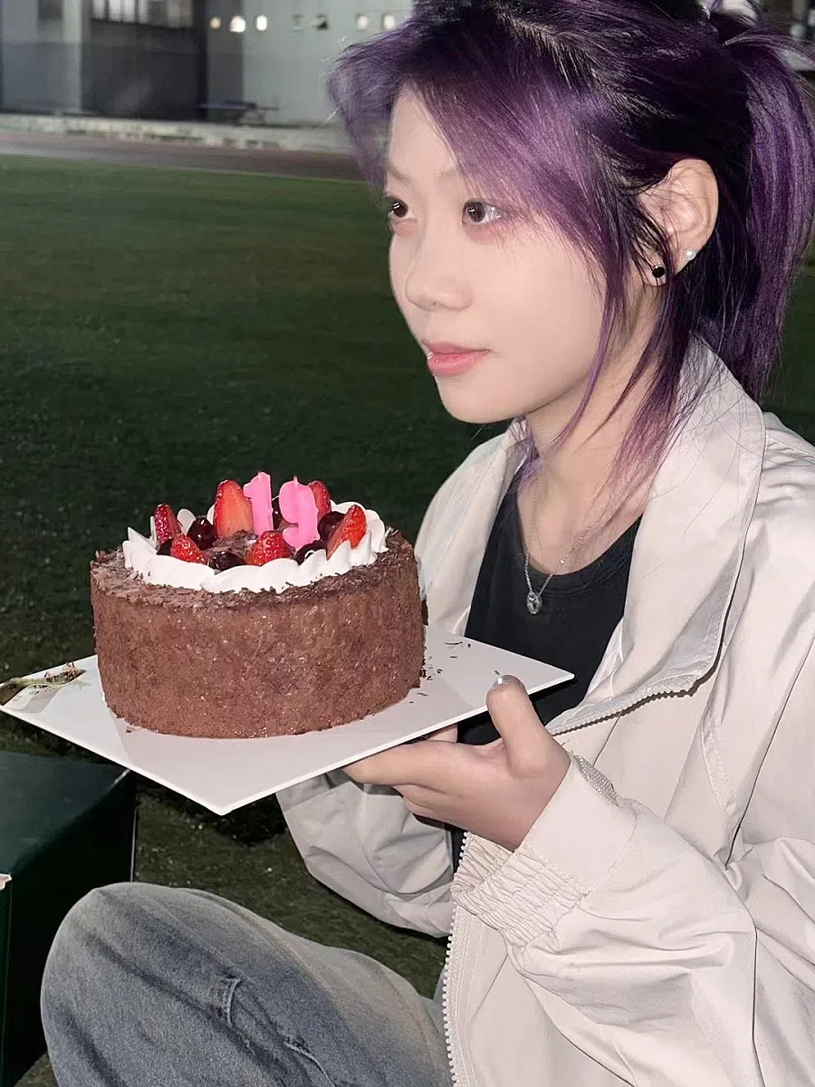 Wuhan University student Lin Jiayu bleached her hair platinum blonde just before her 19th birthday (Photo provided by interviewee)