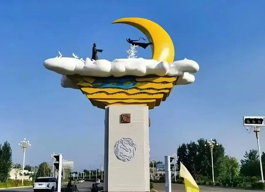 A shot of the 7.15 million RMB (US$0.98 million) Cowherd and Weaving Maid sculpture in Pingdingshan city, Lushan County, in China's Henan province. (Internet)