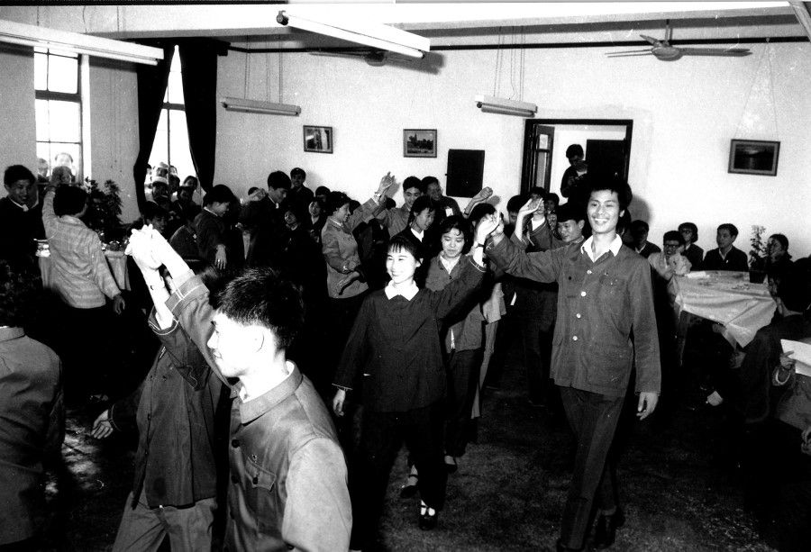 In the early 1980s, a factory in Shanghai organised a social dance gathering for employees. The open policy brought a more relaxed social atmosphere.