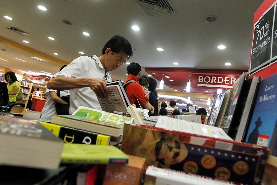 Shoppers pick up a final bargain at Borders' former Parkway Parade outlet. The bookstore's remaining Singapore outlet at Parkway Parade closed at 9pm on 26 September 2011. (SPH)
