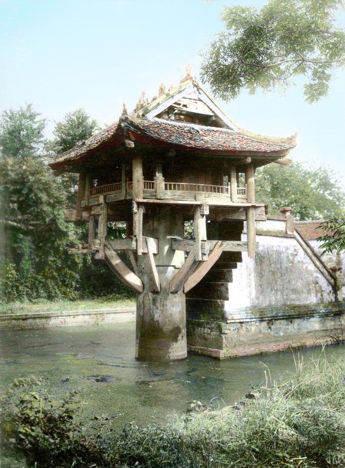 In the 1920s, a pavilion in the middle of a lake within the ancient city of Hue, with a style distinct from Chinese pavilions.