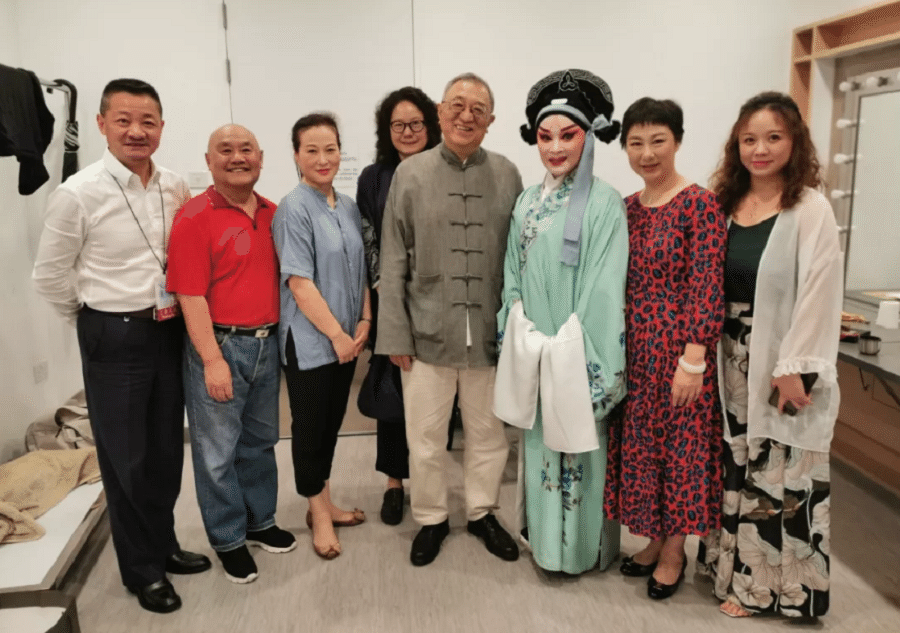 A group photo showing Prof Cheng Pei-kai (fourth from right) and a Kunqu actor beside him. (WeChat official account/玉茗堂前)