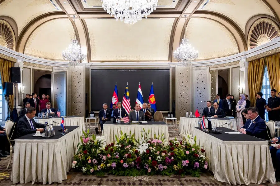Malaysian Prime Minister Anwar Ibrahim (centre), as rotational chair of ASEAN, in a meeting with Cambodia’s Prime Minister Hun Manet (left) and Thailand’s Acting Prime Minister Phumtham Wechayachai (right) in Putrajaya on 28 July 2025. Also present were representatives from the US and China. (Izzuddin Abd Radzak/Prime Minister’s Office of Malaysia)