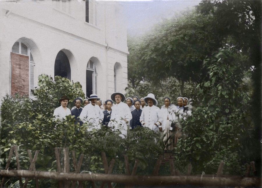 A Western-style compound beside the Kallang River, with Chinese servants. There were many plantations and processing plants around the Kallang River; common economic produce included sugar cane, pepper, and cotton. These were all run by Western colonists, who lived in large Western-style houses with servants from China to wait on them and do odd jobs. These servants were usually more experienced coolies, and took on these roles as another route for them to improve their circumstances.