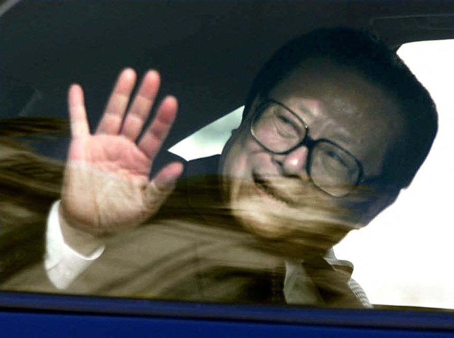 Chinese President Jiang Zemin waves from his car following talks with Laurent Fabius, speaker of the French National Assembly, in Paris, France, 25 October 1999. (Charles Platiau/File Photo/Reuters)