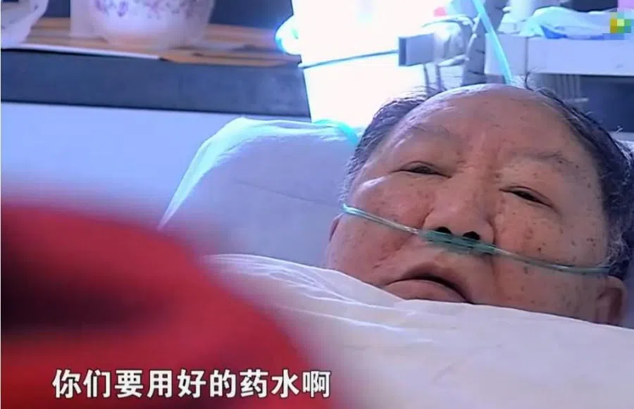 Sun Genbao in his hospital bed. The subtitle says: “You have to use good medicine.” (Internet)