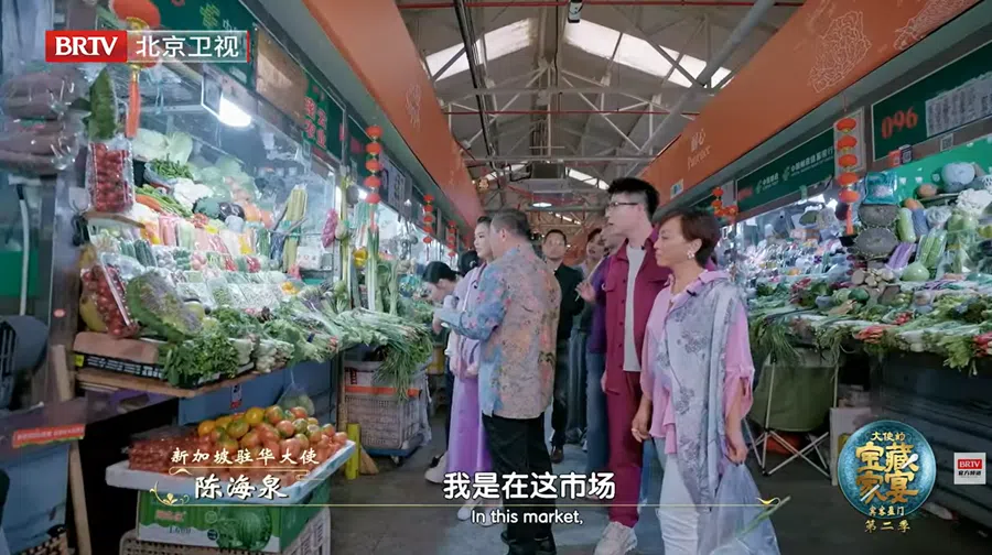 Tan (centre, in batik shirt) shows guests of The Ambassador‘s Treasure Dinner around the wet market he frequents. (Screen grab from YouTube/BRTV Official Channel)