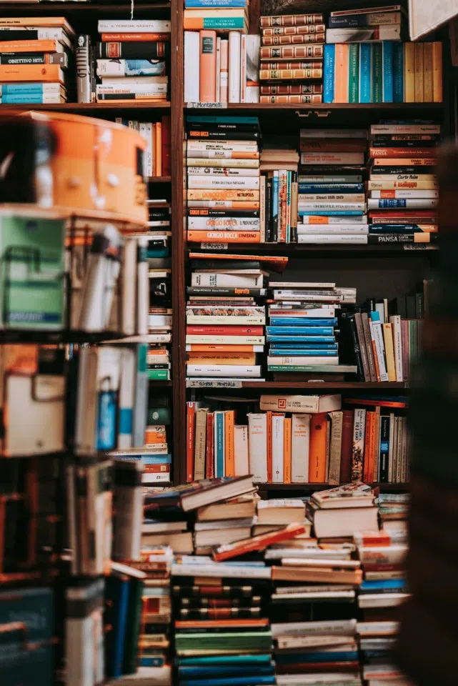 Stacks and piles of books. (WeChat/玉茗堂前)