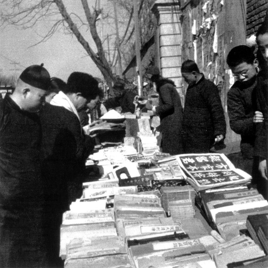 A stall at Beijing's Haiwangcun Park selling old thread-stitched books from the Ming and Qing dynasty. Collecting such thread-stitched editions is a key occupation of the literati.