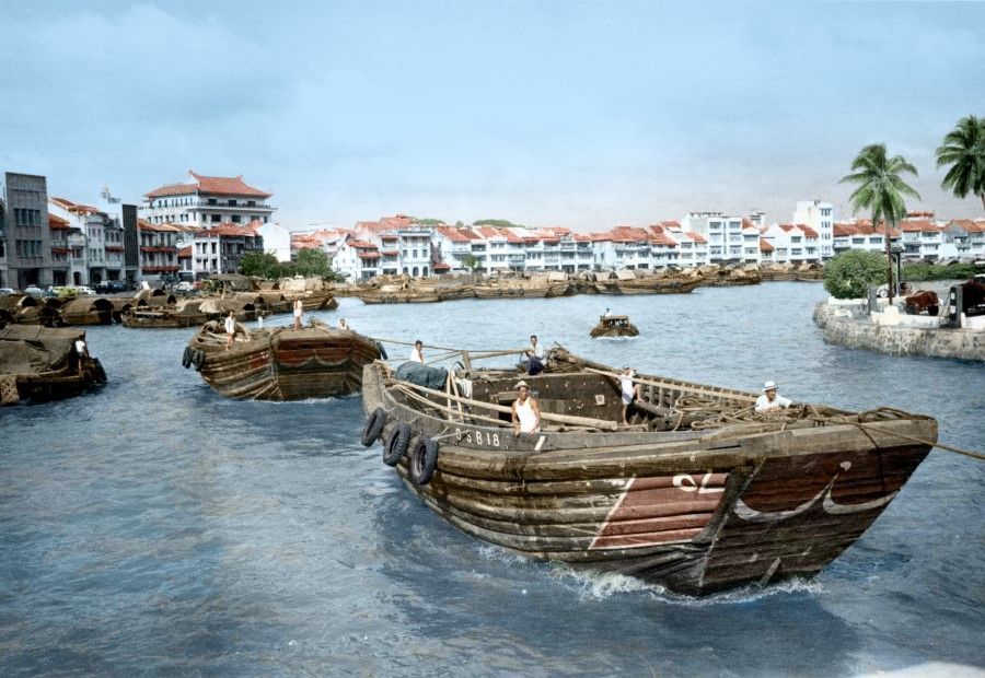 The Singapore River, 1950s. The merchant vessels of Chaoshan sent by the Qing dynasty Chaozhou government for long-distance trading were called "red-prow boats" (红头船, literally red head boats) because their prows were painted red. Singapore's lighters were painted black on the body, generally with red or green prows, and were called tongkangs by locals. In fact, the lighters were twakows, tongkangs and sampans; later came goods vessels with motors, and those that took on passengers were called motor launches.