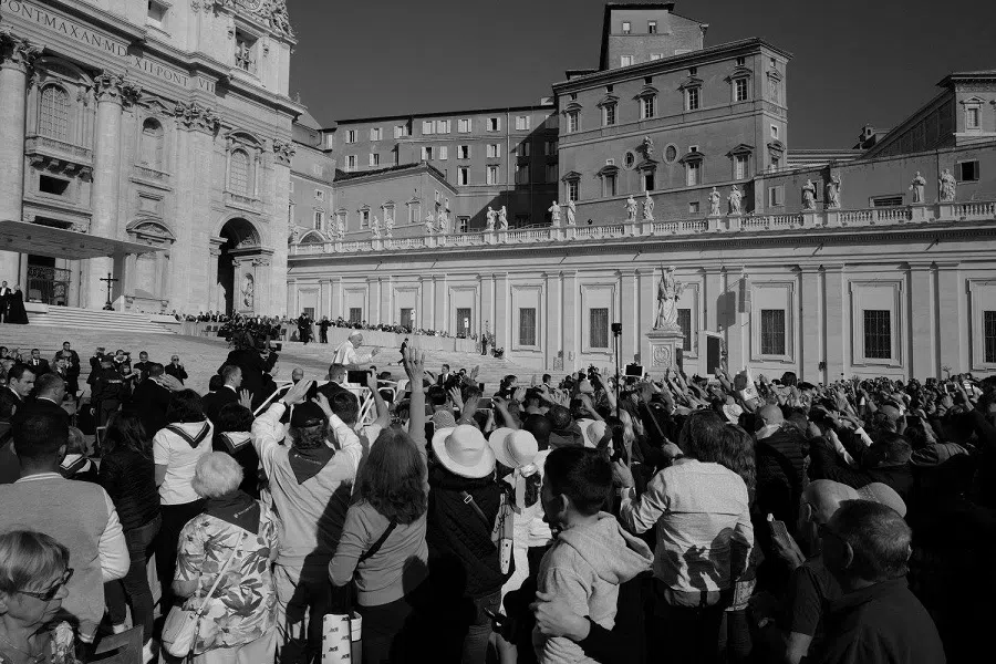 Pope Francis greeting the crowd during a papal audience at St. Peter’s Square in the Vatican, 4 October 2017. (Photo: Candice Chan)