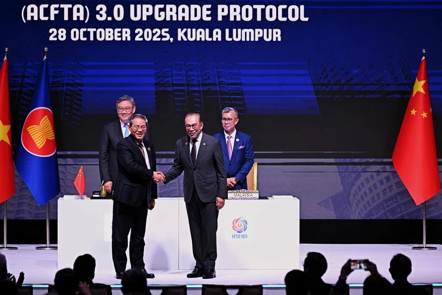 China’s Premier Li Qiang and Malaysia’s Prime Minister Anwar Ibrahim shake hands after witnessing the signing of the ACFTA 3.0 Upgrade Protocol during the 47th ASEAN Summit in Kuala Lumpur on 28 October 2025. (Lillian Suwanrumpha/AFP)